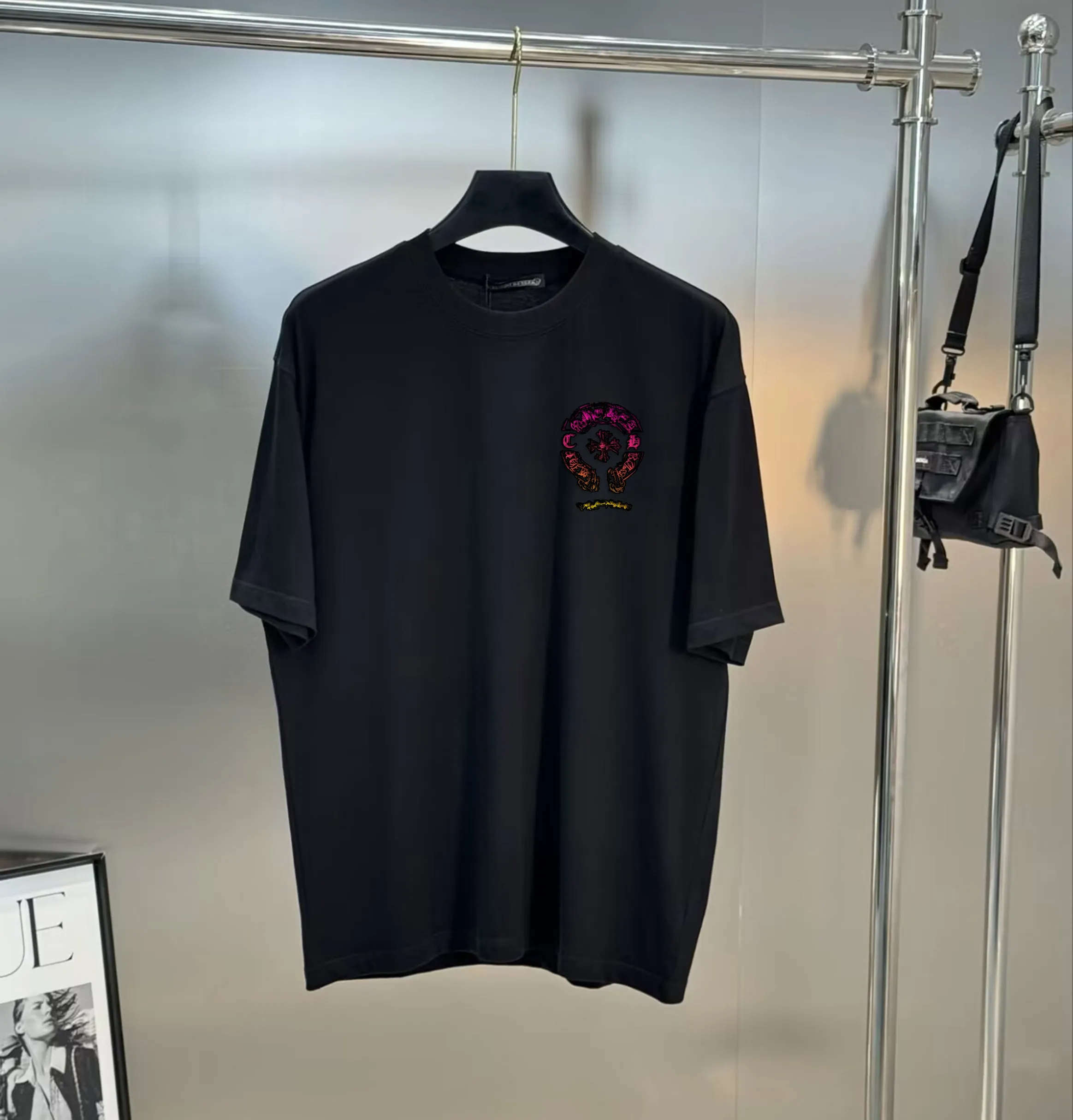 🅿️190 Chrome Hearts Chrome Hearts printed round neck short-sleeved T-shirt. 1:1 paired fabric. 250g terry high weight 100% pure cotton. Pre-shrunk 1×1 double yarn will not deform for a lifetime. Same style for men and women. Official website details are consistent. Horseshoe prints and smoke letter logo letter printing. Complete three standards. Moisture-proof paper. Distinguish market currency. Feel free to compare. OS version. Can wear up to 200 pounds without pressure. The upper body is comfortable and stylish. Color: black, white, Size: s-xxl